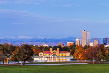 Fototapeta premium Denver Skyline in Fall from City Park