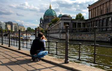 Obraz premium Spree na wyspie muzeów w Berlinie z widokiem na niemiecką katedrę w tle