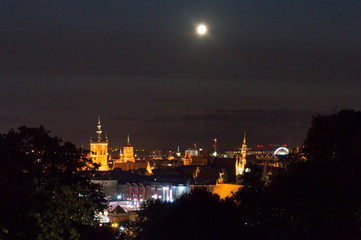 Fototapeta na wymiar Urban landscape view with old town of Gdansk from Gradowa hill at night.