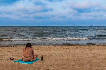 Samotna kobieta na plaży, Sopot