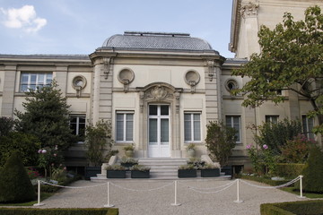 Fototapeta na wymiar Jardin de l'Assemblée Nationale, Palais Bourbon à Paris 
