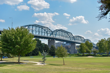 Fototapeta premium Blue bridge in Chattanooga, Tennessee running through a park on a sunny day