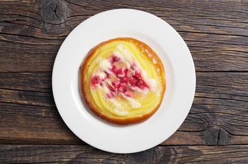 Bun with custard and berries