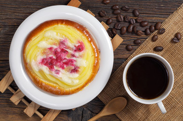Coffee and bun with red currant and custard