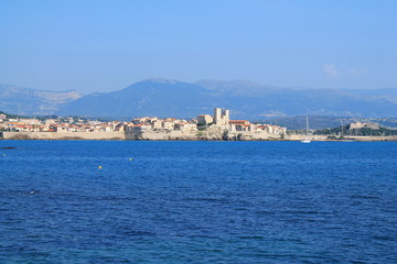 Magnifique vue panoramique sur la vieille ville fortifiée d'Antibes, Cote d'Azur, France