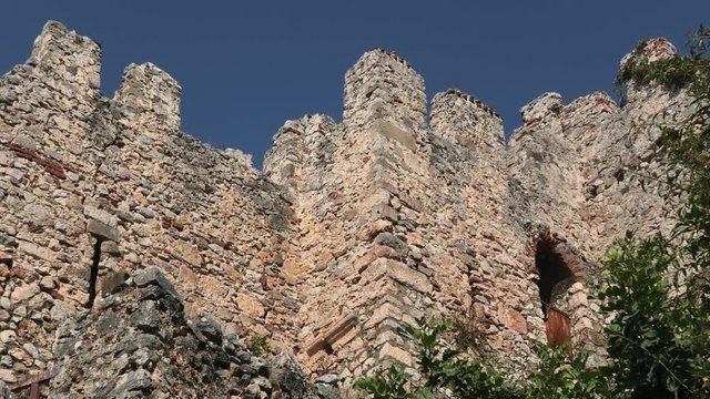 Alanya, Antalya, T&uuml;rkei - 07.09.2018: Burganlage aus dem Mittelalter an der Mittelmeerk&uuml;ste, Burgwall von unten gegen den blauen Himmel, mit Originalton