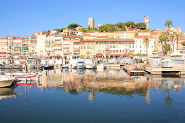 Fototapeta na wymiar Le pittoresque vieux port de Cannes et le village historique du Suquet, Cote d’Azur, France 