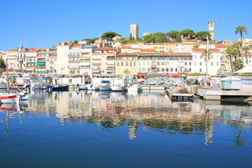 Le pittoresque vieux port de Cannes et le village historique du Suquet, Cote d’Azur, France
