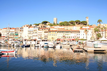 Fototapeta na wymiar Le pittoresque vieux port de Cannes et le village historique du Suquet, Cote d'Azur, France