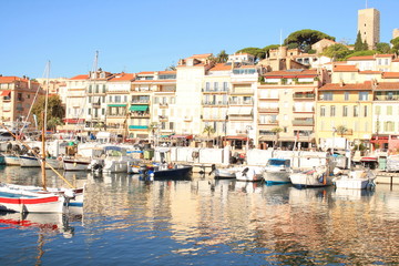 Le pittoresque vieux port de Cannes et le village historique du Suquet, Cote d'Azur, France