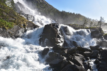 Der Langfossen in Norwegen ist einer der höchsten Wasserfälle der Erde