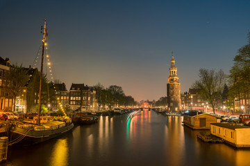 Obraz premium Night view of the historical Montelbaanstoren Tower