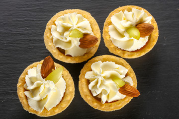 Tartlet with cream, grape and almond