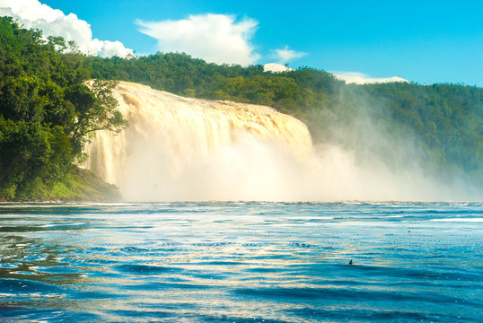 Salto Hacha in Laguna de Canaima, Venezuela