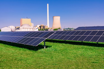 Photovoltaik-Park mit dahinter liegendem Braunkohlekraftwerk