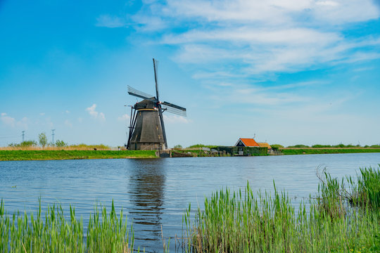 Afternoon view of the famous Kinderdijk winmill village