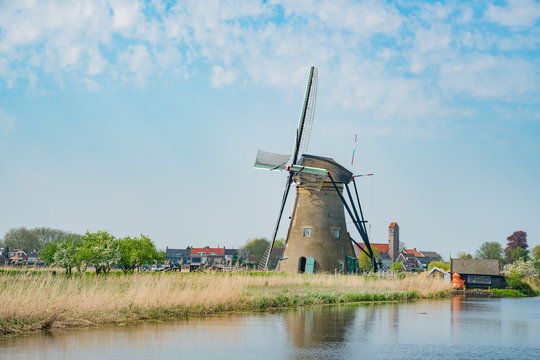 Afternoon view of the famous Kinderdijk winmill village