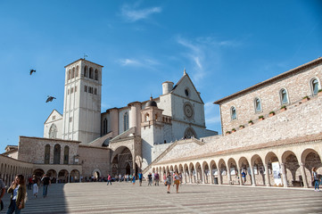 Assisi, Umbria, vista Basilica San Benedetto di Norcia dal basso - obrazy, fototapety, plakaty