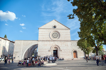 Fototapeta na wymiar Basilica di Santa Chiana ad Assisi, vista frontale