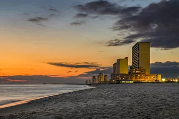 Foto auf Acrylglas Clearwater Strand, Florida Sonnenuntergang über der Skyline von Panama City Beach, Florida, USA.