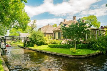 Fototapeta na wymiar Beautiful canal view and traditional house of Giethoorn