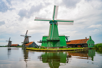 Fototapeta na wymiar De Gekroonde Poelenburg, De Kat, Windmill De Zoeker windmill and river view