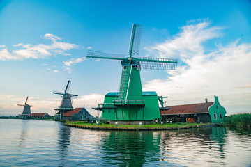 Fototapeta na wymiar De Gekroonde Poelenburg, De Kat, Windmill De Zoeker windmill and river view