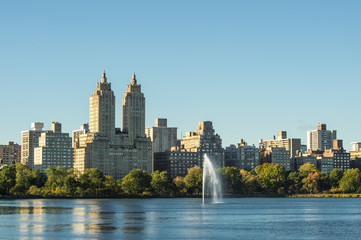 Obraz premium New York City Manhattan Central Park panorama, lake with fountain and skyscrapers on Background.
