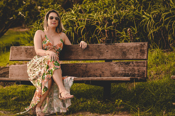 Mulher sentada em banco de madeira