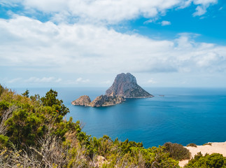 Es Vedra y Es VEdranell. Subida de trekking por la monta&ntilde;a y acantilados del parque natural de Cala D&acute;hort, en Ibiza, Espa&ntilde;a