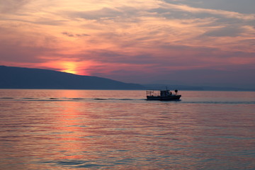 Barca e mare al tramonto