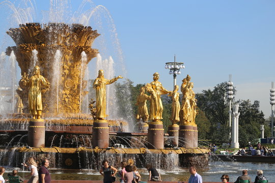 Photo of a macro golden fountain Friendship of peoples