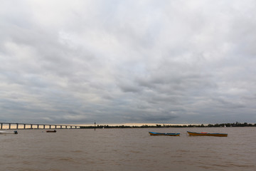 Tormenta sobre el río
