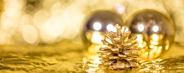 Banner in Gold für Weihnachten, Christbaumkugeln und Tannenzapfen