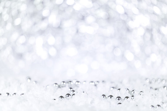 Festlicher Hintergrund in Silber und Wei&szlig; mit Schnee und Perlen