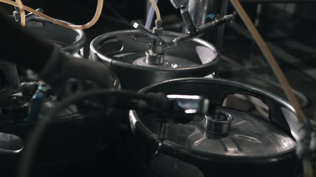 Snapping valve on beer keg