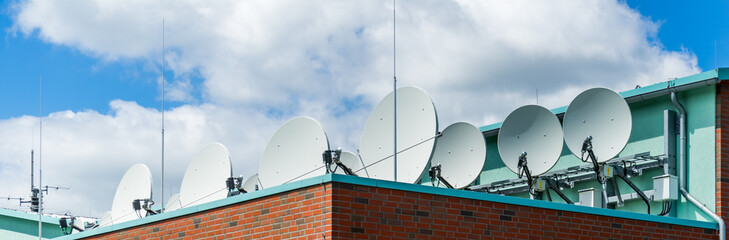 Satellitenschüsseln auf einem Gebäude Kabel TV Dienstleister