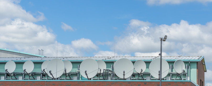 Satelitenanlagen zum TV Empfang auf einem Gewerbegeb&auml;ude