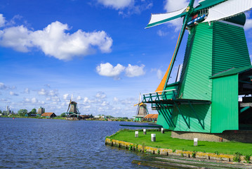 Fototapeta na wymiar オランダの緑の風車