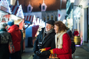 Obraz na płótnie Canvas Senior couple on a walk in a city in winter.