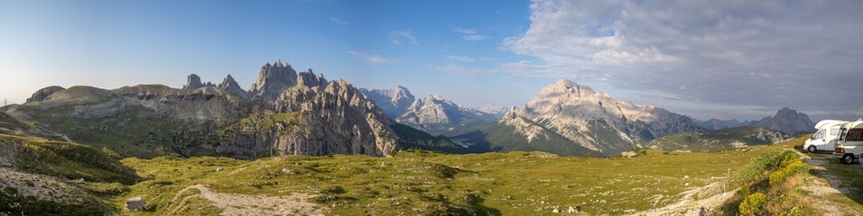 Fototapeta na wymiar Panorama der Dolomiten vom Parkplatz vor den 3 Zinnen, Südtirol, Italien