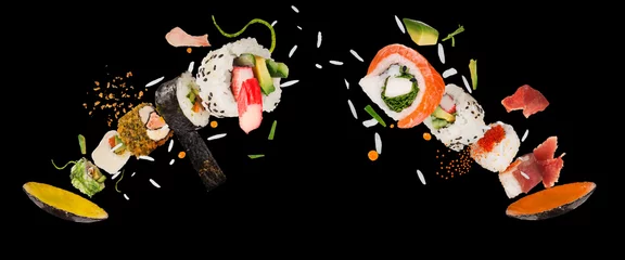 Fotobehang Stukken heerlijke Japanse sushi bevroren in de lucht. © Lukas Gojda