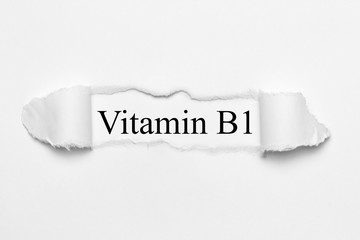 Fototapeta premium Vitamin B1 auf weißen gerissenen Papier