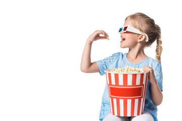 Obraz premium child eating popcorn isolated on white