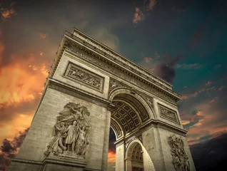 Fototapete Rund Arc de triumphal in Paris under sky with clouds.  © Andrii IURLOV