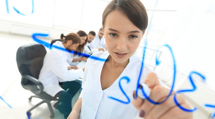 Obraz premium view through the transparent Board. female scientist makes a report to colleagues