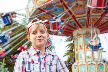 Obraz na płótnie Canvas boy outdoor in the amusement park