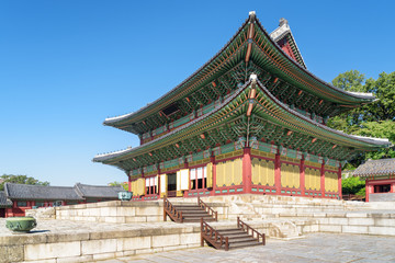 Fototapeta premium Side view of Injeongjeon Hall at Changdeokgung Palace in Seoul