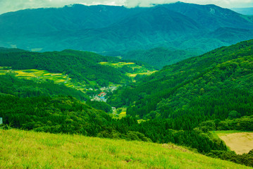 Fototapeta premium 山頂・天空の直線林道から