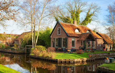 Fototapeta na wymiar Scenic view on the canal in Giethoorn on a sunny morning, Netherlands.